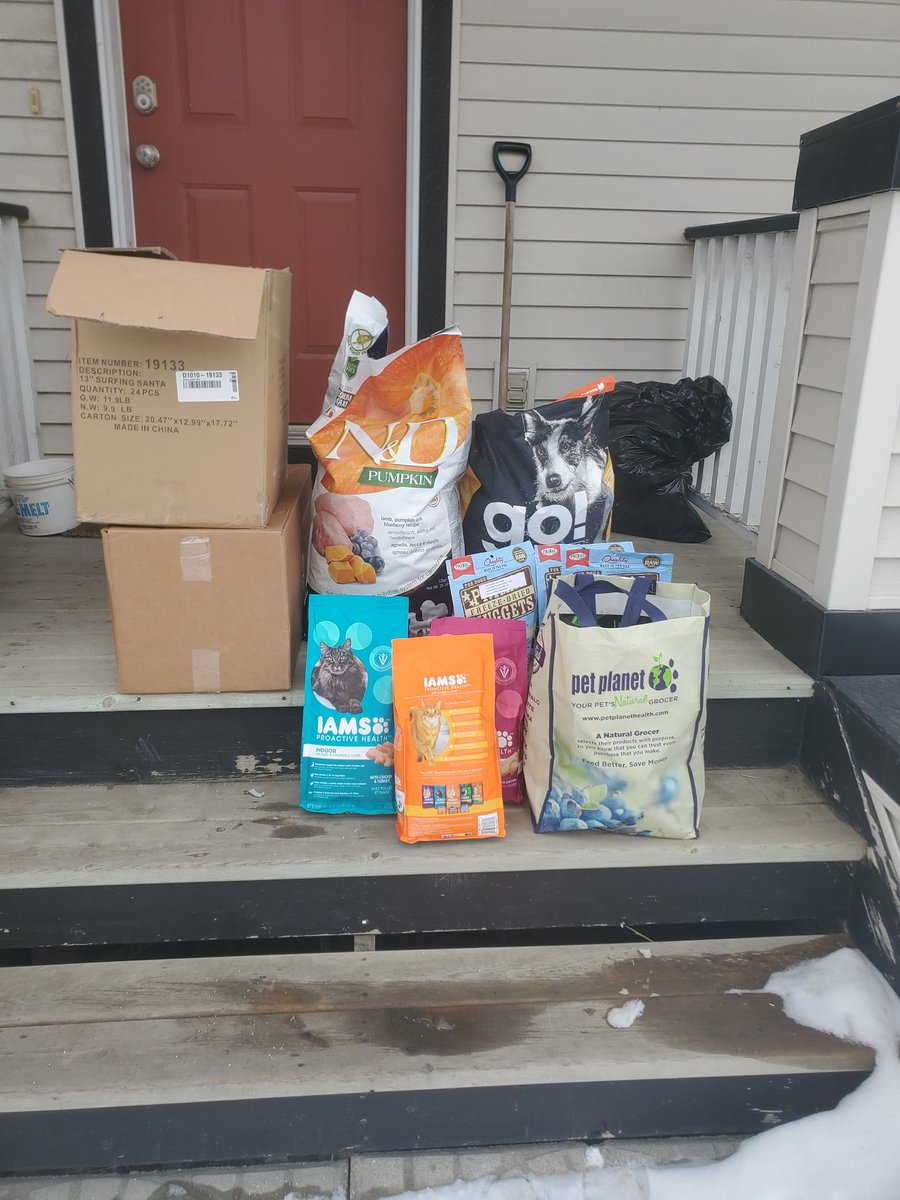 ParachutesP's tweet photo. More hampers today going out to the pets of struggling Calgarians. Thank you for all your support to allow us to provide the necessities. #yycpets #calgary #calgarypets #parachutesforpets #isolation #dogsoftwitter #catsoftwitter #CovidCrisis https://t.co/eCAgeMJlKq