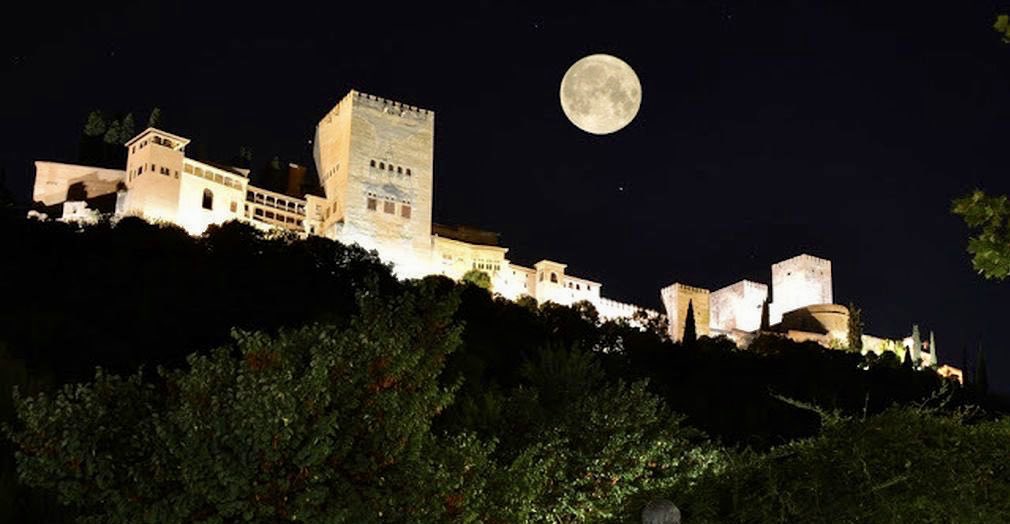 AbelPlata's tweet photo. #SuperLuna Sobre la Ciudad Embrujada...❤️ https://t.co/Hu1eiTJ1Q3