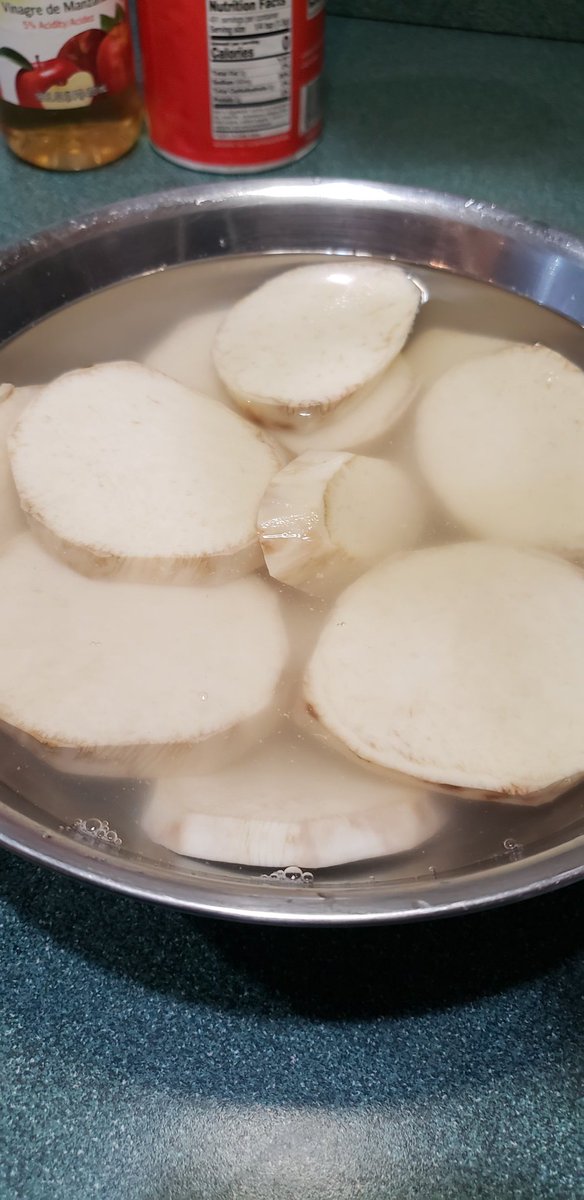 Soon as you& #39;re done with the meat, same thing with the batata. Peel em, cut 1/4 inch thick, and let em soak in water (fully submerged), 2 tbsp vinegar, and a TINY bit of salt. Again, overnight would be best so it draws out all the starch out of the batata for a crispier finish