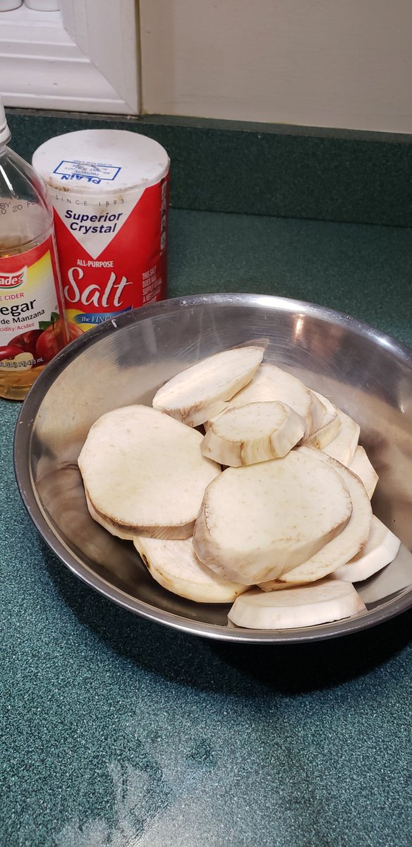 Soon as you& #39;re done with the meat, same thing with the batata. Peel em, cut 1/4 inch thick, and let em soak in water (fully submerged), 2 tbsp vinegar, and a TINY bit of salt. Again, overnight would be best so it draws out all the starch out of the batata for a crispier finish