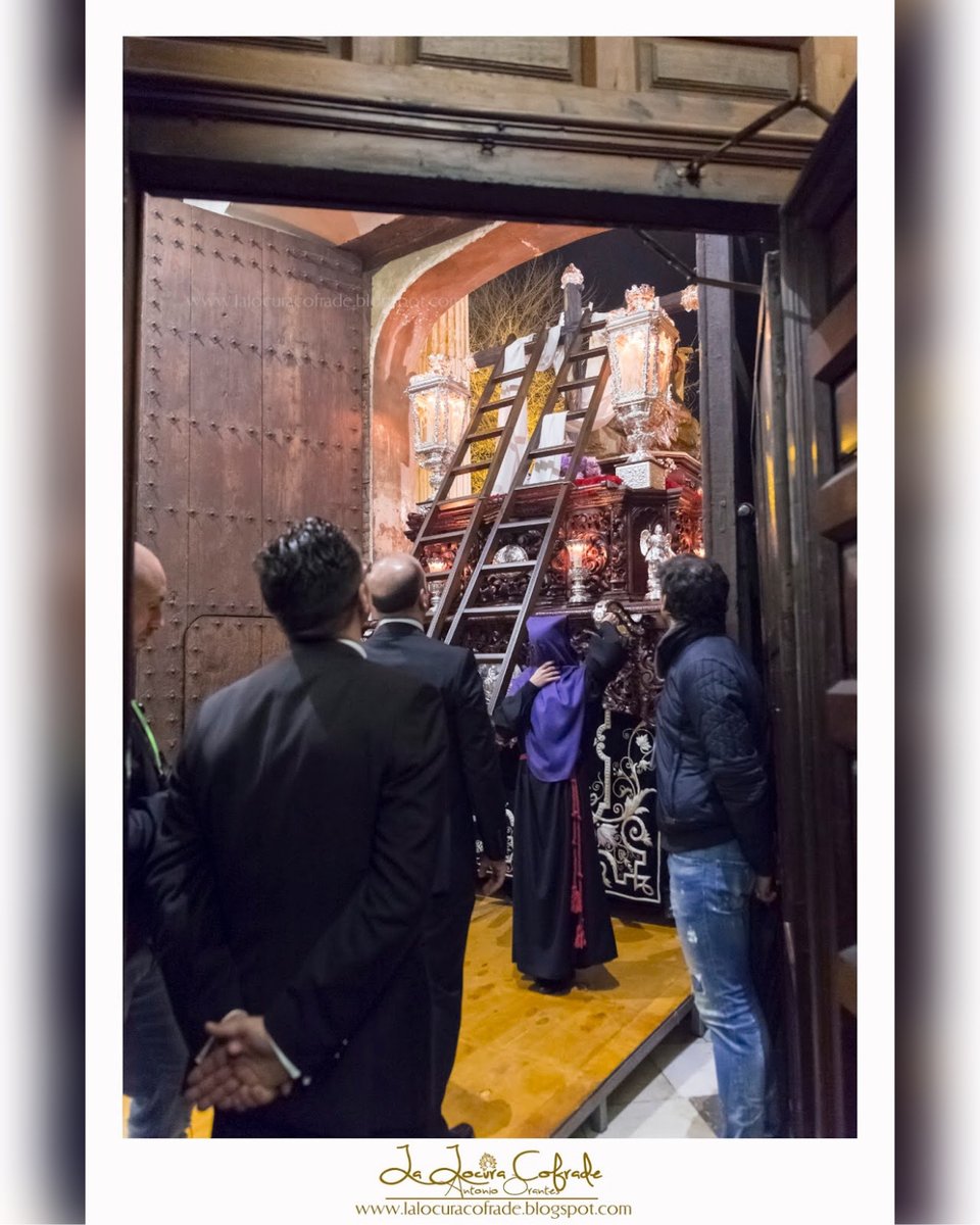 HumildadGranada's tweet photo. [00:25] El paso de la Soledad de Nuestra Señora se adentra ya en su templo. 
📷 La Locura Cofrade (Antonio Orantes). 
#HumildadySoledad20 #SemanaSanta2020 #SiempreHumildad https://t.co/Ha4zZ3JutR
