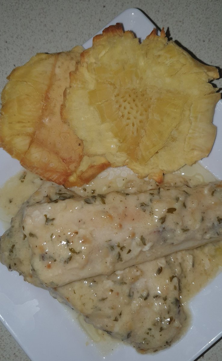 Rico filete de Dorado en Salsa alfredo home made y dos tostones de pana hechos en el horno sin freirlos.