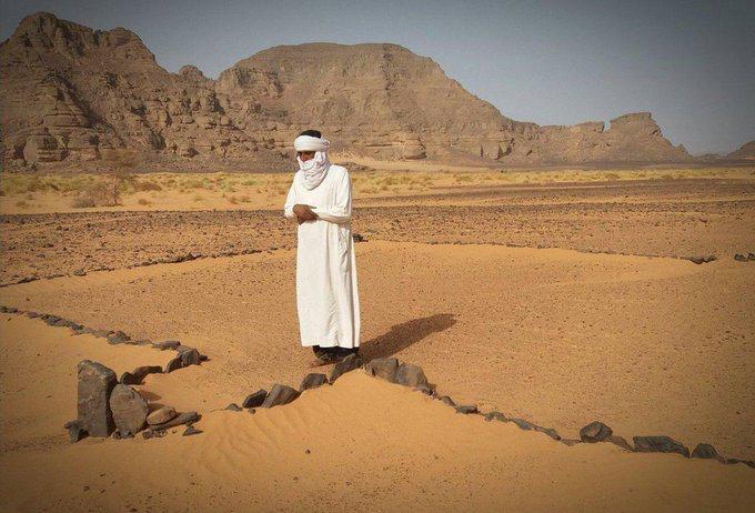 سؤال جميل 💡
لهواة الطقس وطلعات البر 👌

استنتج من الصورة ما يلي مع ذكر السبب:

1- أي صلاة يصليها هذا الرجل؟

 2- هو في أي ركعة؟

3- موقعه الجغرافي التقريبي؟