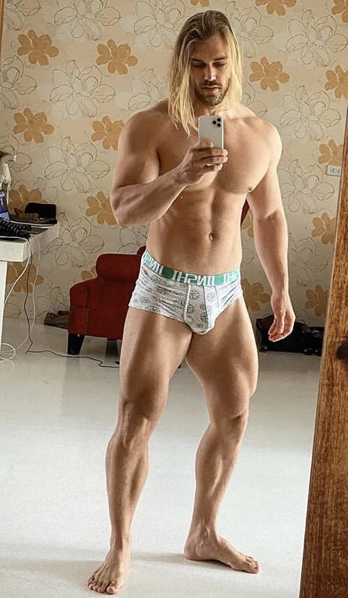 Tallsquall's tweet photo. Holy Crap! @KentWeebz has been working out! https://t.co/PCaUZj64Ic