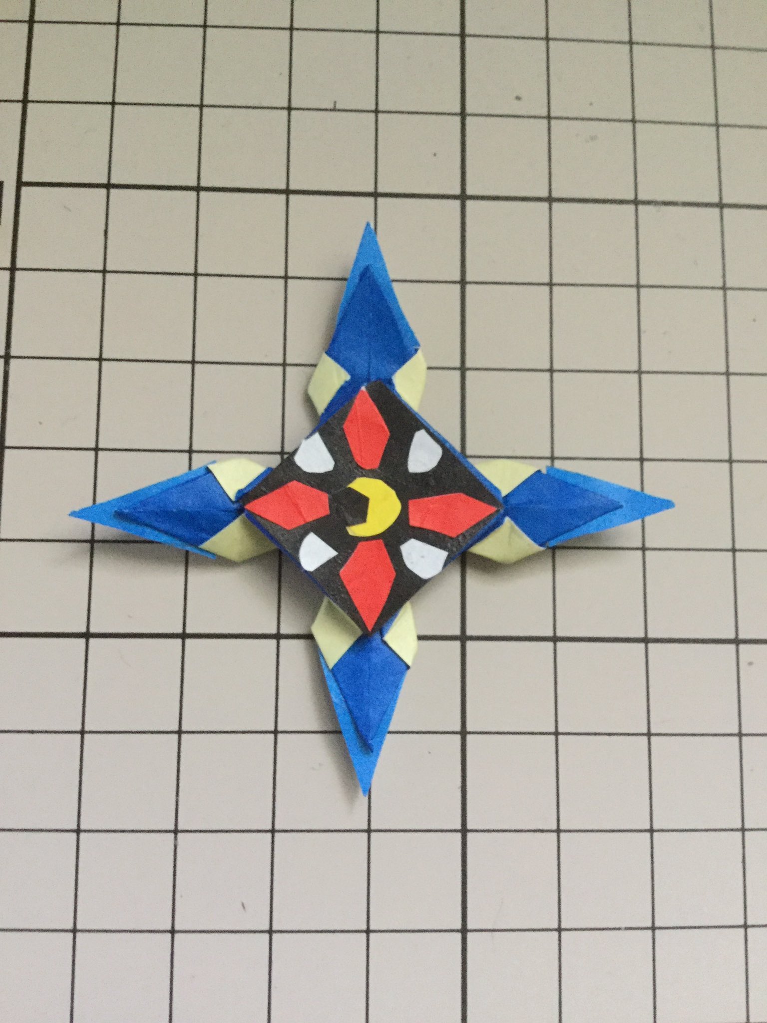 天折 アマオリ 旧 折り紙小僧 在 Twitter 上 ポケモンネタを モンコレのサトシゲッコウガの水手裏剣の部品をなくしたので 折り紙で代用しました笑 月や配色を意識して オシャレにデザインしました ポケモン 折り紙 T Co Mbsandcuuq Twitter