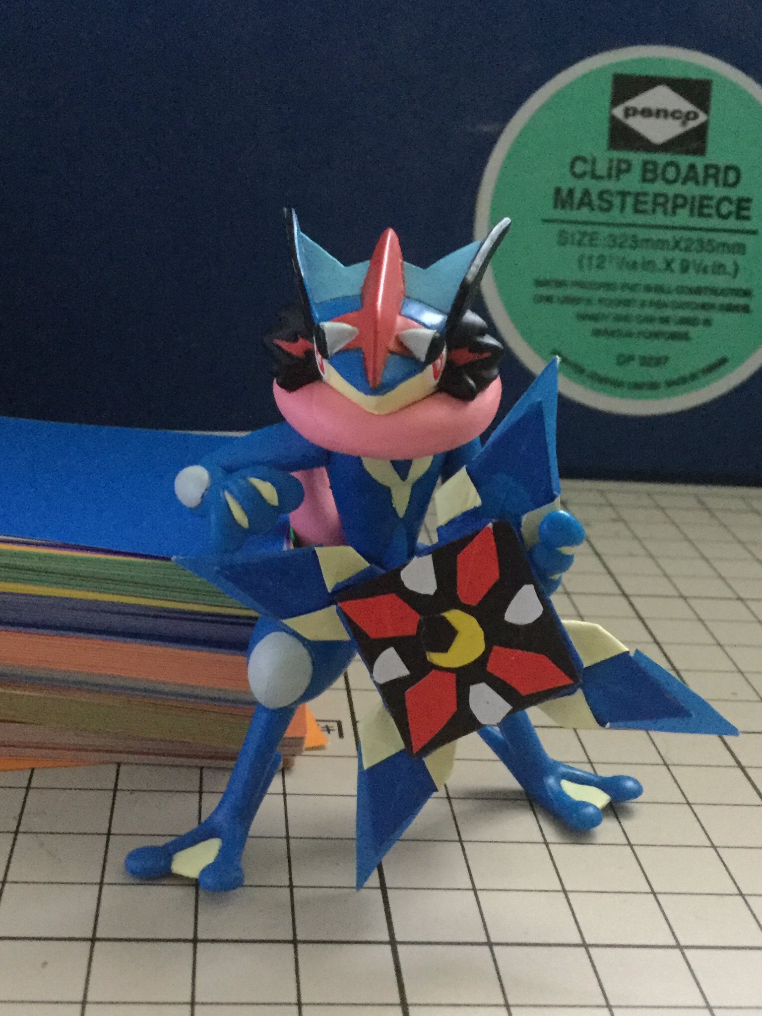 折り紙子僧 A Twitter ポケモンネタを モンコレのサトシゲッコウガの水手裏剣の部品をなくしたので 折り紙で代用しました笑 月や配色を意識して オシャレにデザインしました ポケモン 折り紙 折り紙子僧 A Twitter ポケモンネタを モンコレのサトシゲッコウガの水手裏剣の部品をなくしたので 折り紙で代用しました笑 月や配色を意識して オシャレにデザインしました ポケモン 折り紙