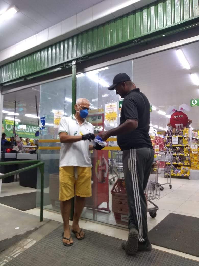 CentralIasd's tweet photo. Os irmãos da igreja de Jardim Alto - Distrito de Paulista - Fizeram hoje uma ação muito especial. Entregaram máscaras de proteção para as pessoas que iam ao supermercado do Bairro. A igreja somos nós !
@NetoPedrobsneto @pastorotimar @iasdape https://t.co/IcVjFau0Hn