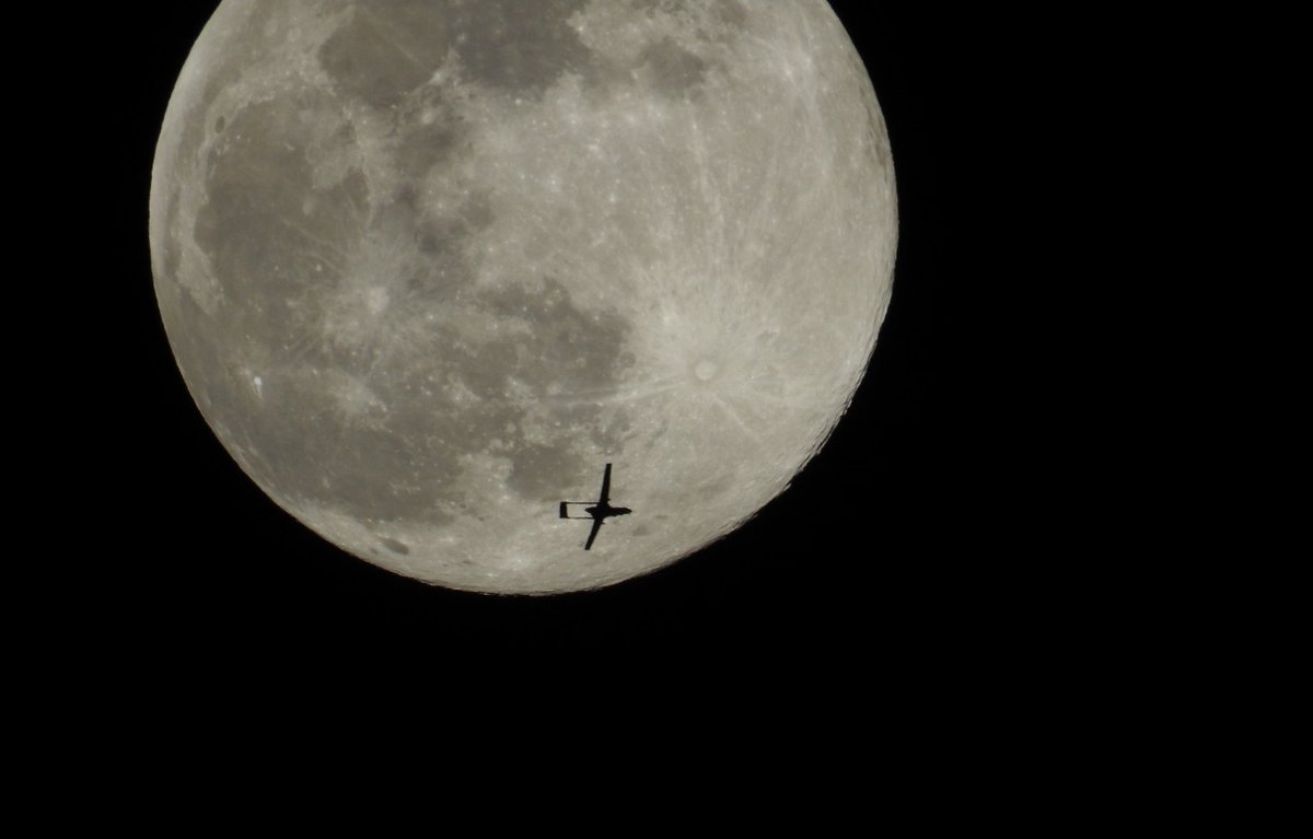 Metropoles's tweet photo. A superlua iluminou a noite em algumas cidades do mundo, nesta terça-feira (7/4). Deu para ver algo da sua janela ou o tempo nublado atrapalhou? #olhemalua

Esse clique aqui foi na Síria

Foto: Nasir Akil/Anadolu Agency via Getty Images https://t.co/p8Aa7Gxg1A