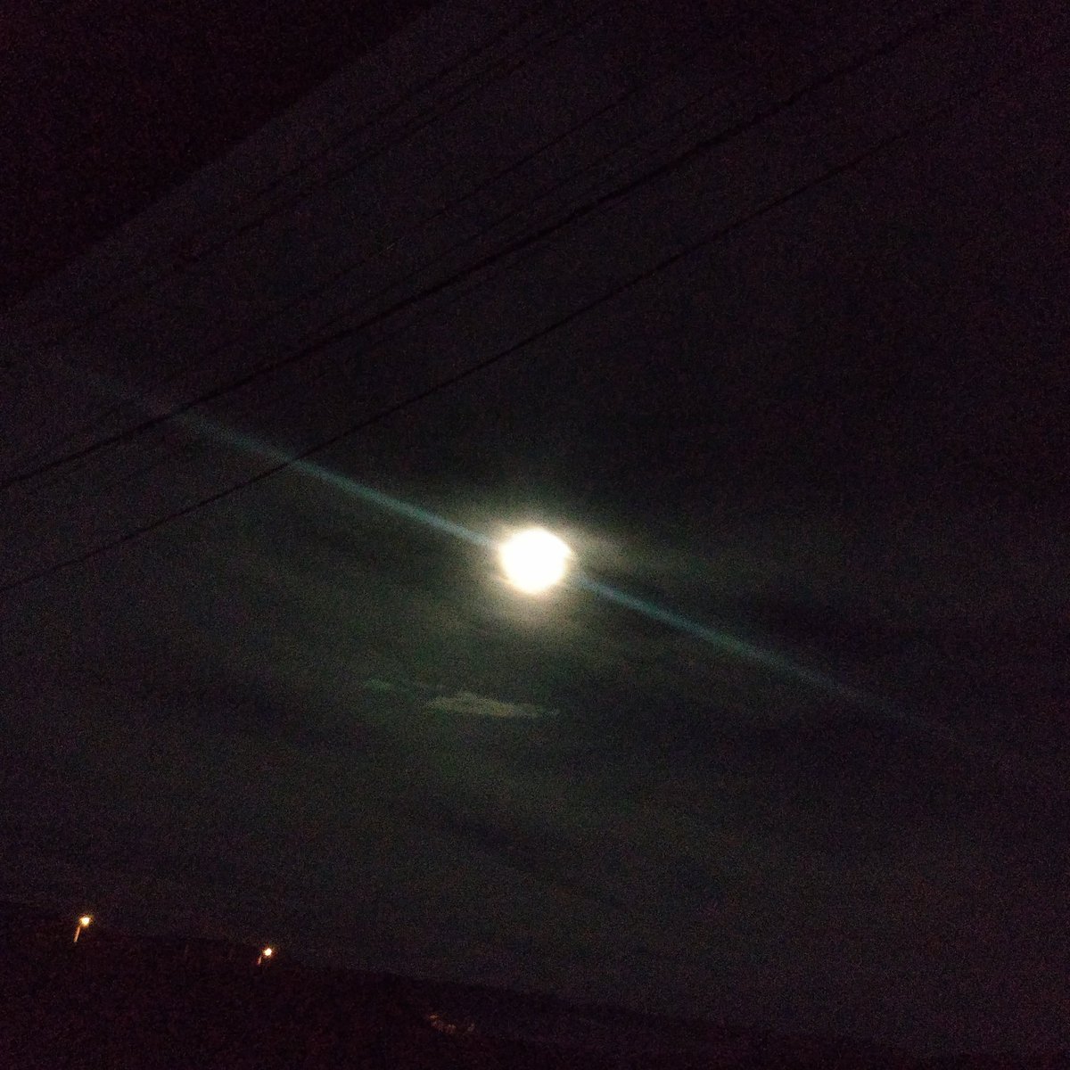 97universeok's tweet photo. vamos tentar ignorar a péssima qualidade da câmera...
#SuperLua2020 #SuperLua #OlhemALua @Astronomiaum https://t.co/DF92LVLRkB