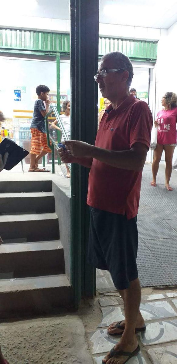 CentralIasd's tweet photo. Durante a entrega das máscaras, quando os irmãos se identificaram como Adventistas do 7o Dia esse senhor da foto disse: Ah é a igreja do chega mais perto! @PrLuisGoncalves @pastorotimar @NetoPedrobsneto https://t.co/VBnUCSIWuR