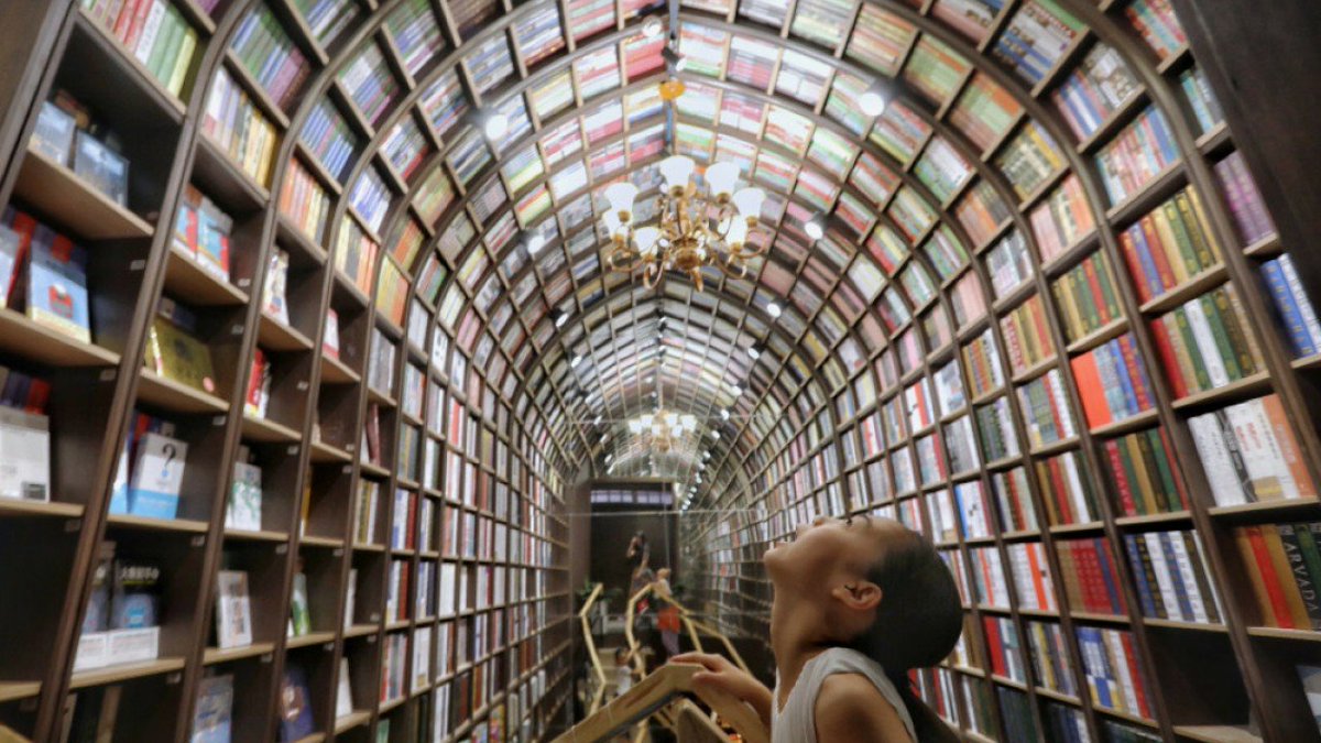 Investecio's tweet image. Can live streaming help China's bookstores survive the pandemic? dld.bz/jb7BZ