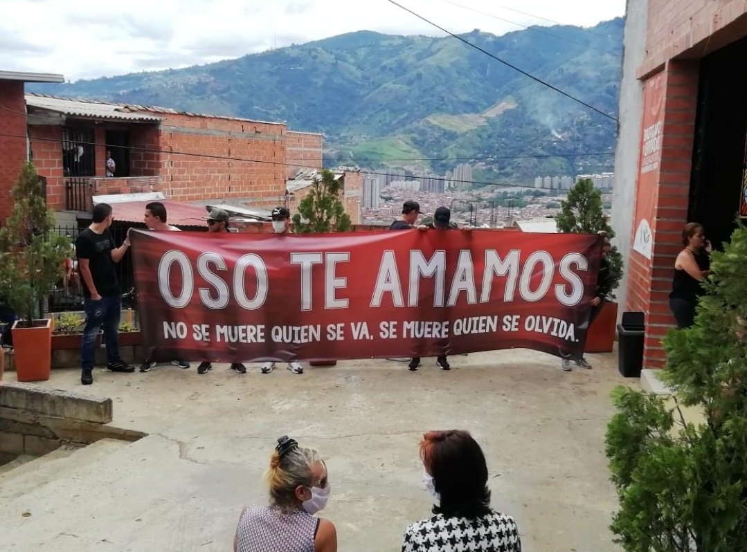 CaracolMedellin's tweet photo. Habitantes del municipio de Bello, denuncian que un grupo de personas hicieron tiros al aire y, violando la cuarentena obligatoria, participaron de una procesión con el féretro de alias "El Oso", presunto cabecilla de la banda delincuencial Niquía Camacol.

Fotos: Guardianes Ant. https://t.co/bAHLi9D2KV