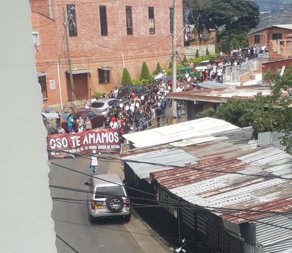 CaracolMedellin's tweet photo. Habitantes del municipio de Bello, denuncian que un grupo de personas hicieron tiros al aire y, violando la cuarentena obligatoria, participaron de una procesión con el féretro de alias "El Oso", presunto cabecilla de la banda delincuencial Niquía Camacol.

Fotos: Guardianes Ant. https://t.co/bAHLi9D2KV