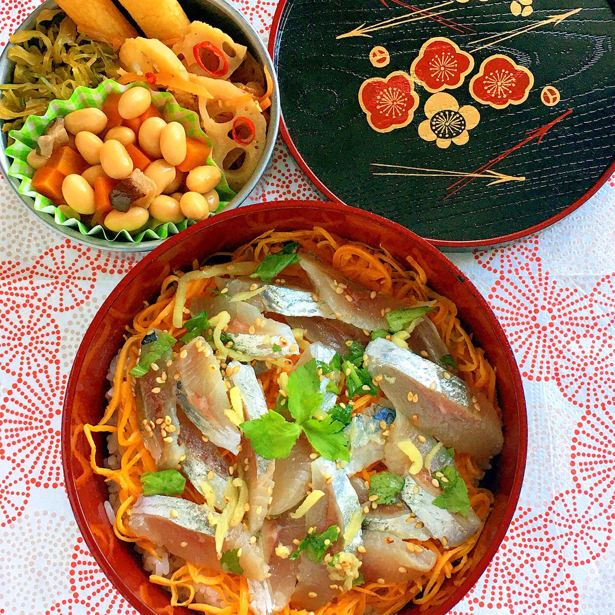 いなばまこと 今日のお弁当 チラシ寿司 五目豆 蓮根きんぴらなどを詰めた ニシンの酢締め に 生姜や三つ葉を絡めた 小樽沿岸に群来がきて またニシンが豊富に食べられるね お弁当 弁当 手作り弁当 生ニシン ニシン ちらし寿司 寿司弁当