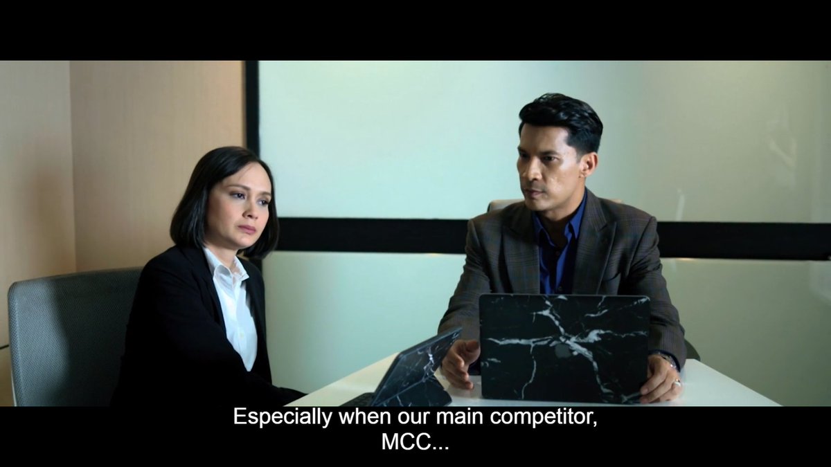 Takkan lah si Nadia tak tahu kot? Jawapannya, sebab Idrus bukan tengah bagitau Nadia, tapi Idrus tengah bagitau kat penonton. Di sini director/writer dah gagal untuk “show” kepada kita dan mereka sedang “tell” kepada kita secara straightforward tentang siapa itu MCC.