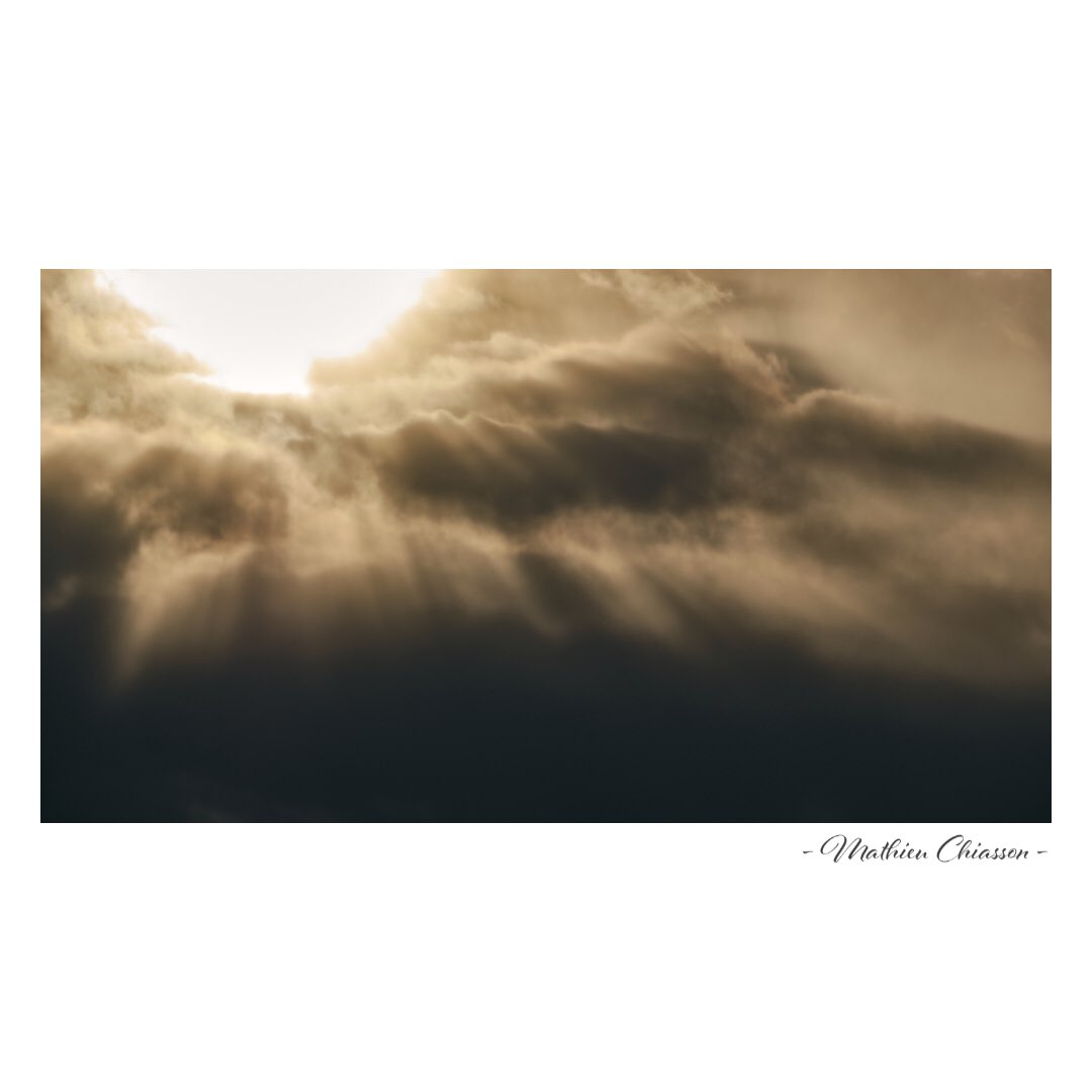 MathieuTGD's tweet photo. Clouds. And a sun. https://t.co/XgzspIazAq