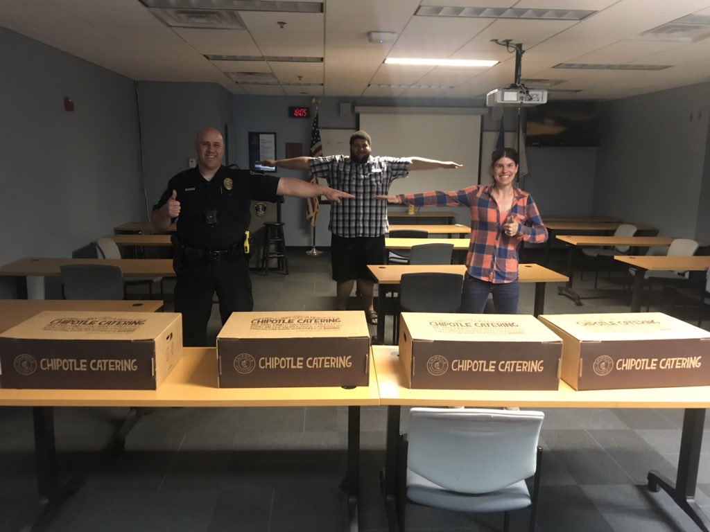 BPD_MN's tweet photo. Employees from Chipotle showed up at the lobby of the Police Department with 30 meals from Chipotle! They said that it was a donation from Safety International. They did not leave a contact number but BPD says thank you. Thanks to all the community members and stay healthy!! https://t.co/s6Q4Ql4clL