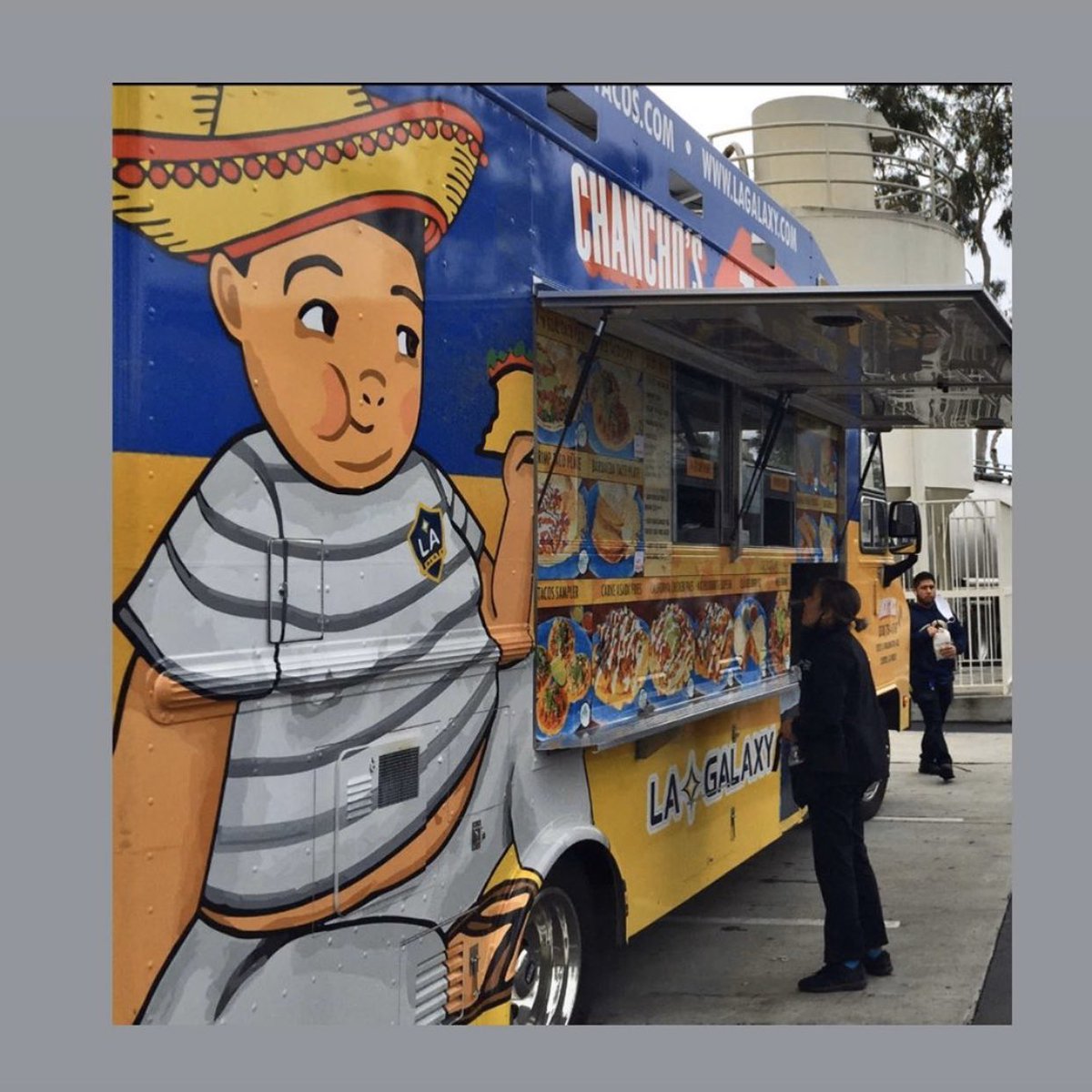 Spent the afternoon at <a href="/northgatemarket/">Alex northgatemarket</a> 🌮 @lagalaxy and us ( <a href="/ChanchosTacos/">Chancho</a> ) fed the grocery store heroes 👏🏻