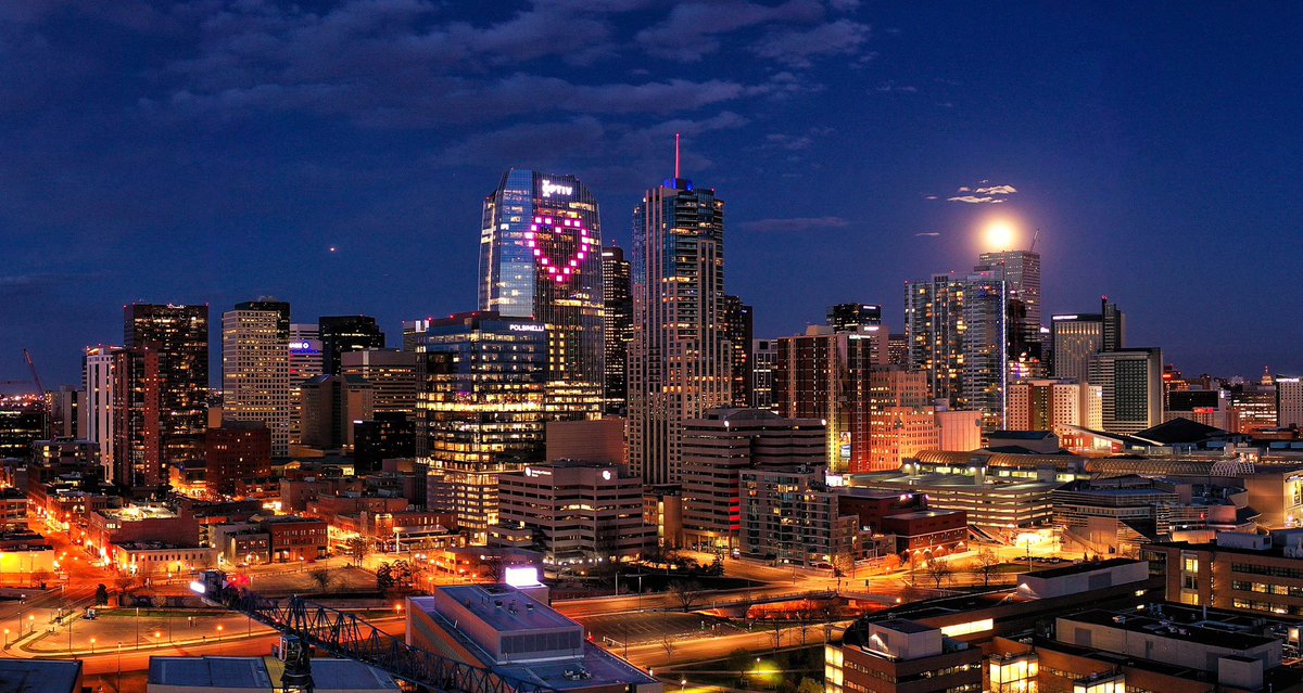 EricEnglish777's tweet image. Pink Moon rising over the Mile~High and a little howling going on...hang in there...💜