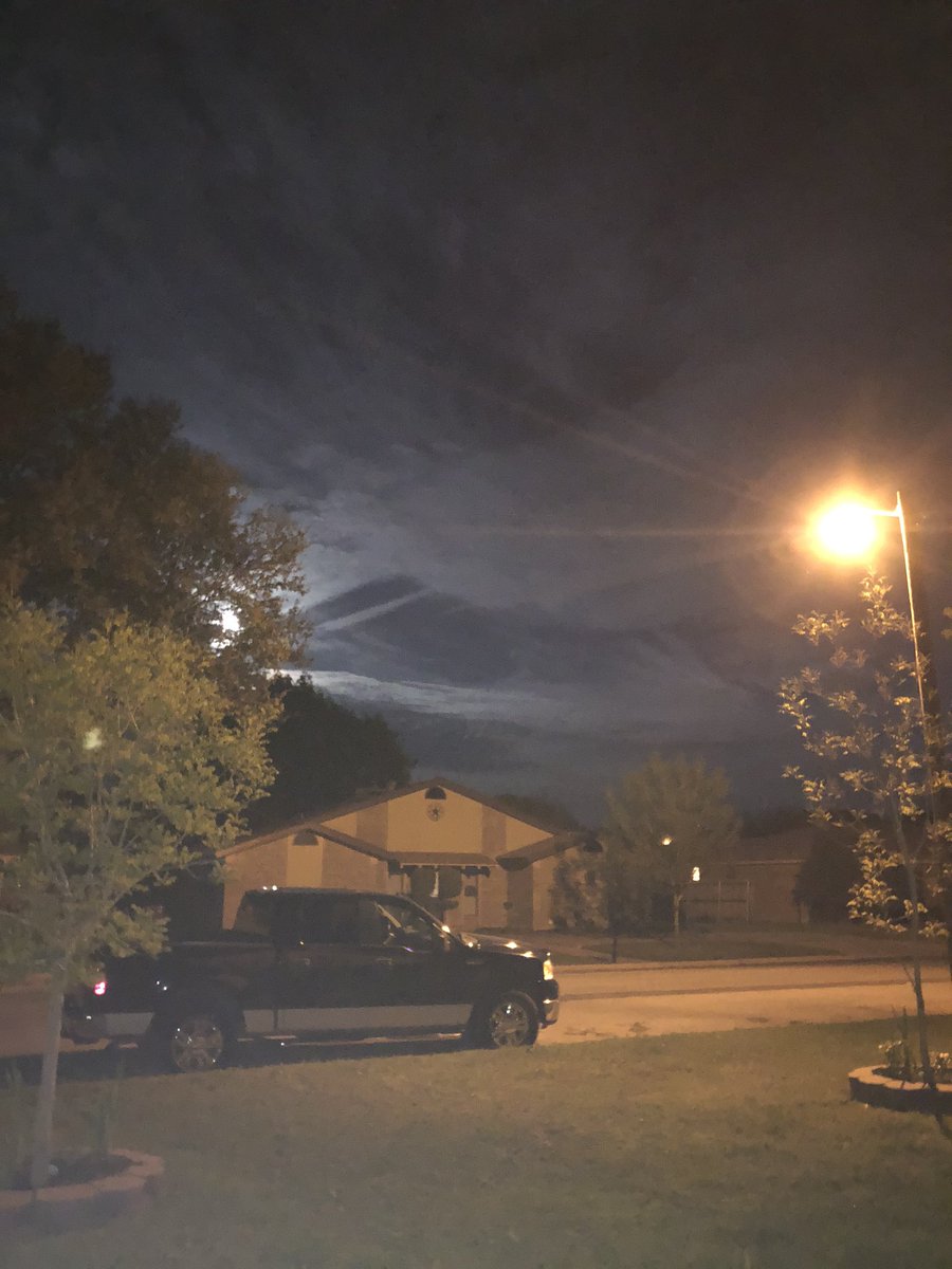 brandonmiller__'s tweet photo. Mom told me to go look at the pink #supermoon outside. I was amazed https://t.co/MVzgPGzm62