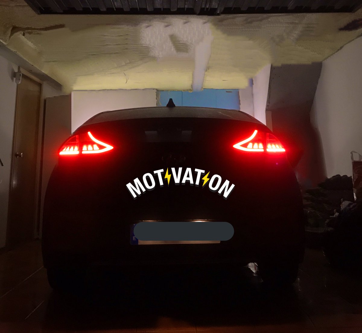 ioniqelectrico's tweet photo. Apparentemente la macchina è in letargo ma non dorme. Mañana despertaré y el modo Sport me pondrá en forma otra vez entre curvas y montañas. Jaja!😁😂😂😂 https://t.co/0joCgTJ8Q2