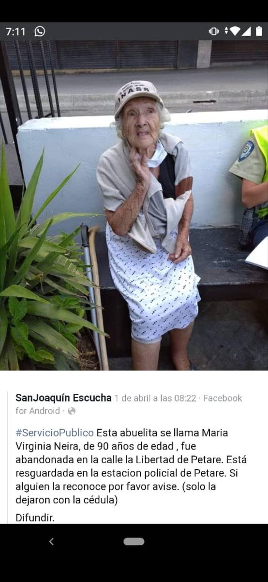 Amigos de twitter no tengo mucho alcance en mi cuenta no soy de recibir RT pero si me pueden ayudar a difundir esto se los agradecería. Esta señora fue abandonada o está perdida  en petare. Por favor difundan es un angelito solo quizás logremos dar con algún familiar.
