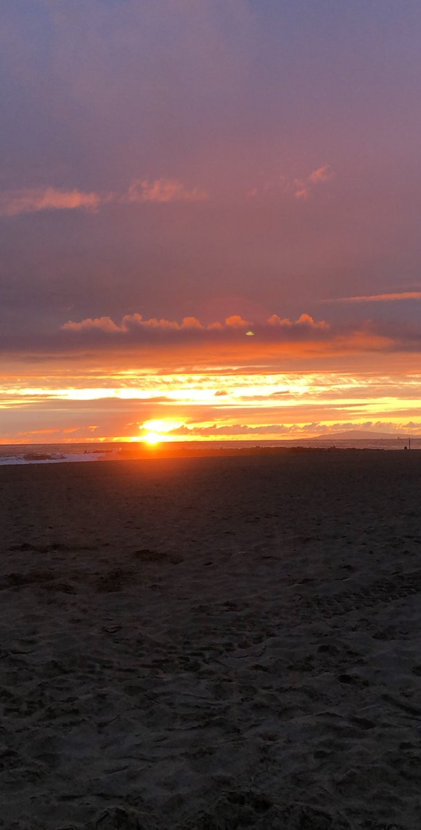 CaptainChrisRR's tweet photo. 2 years ago today, I packed up my car &amp; headed south. At the time, I didn’t even have a lease lined up, but thanks to a little cousin-support, I was able to establish myself in a new city. Cheers to 2 years in #SoCal &amp; as a treat, a picture of last night’s sunset from my backyard https://t.co/QeXXdMpDvg