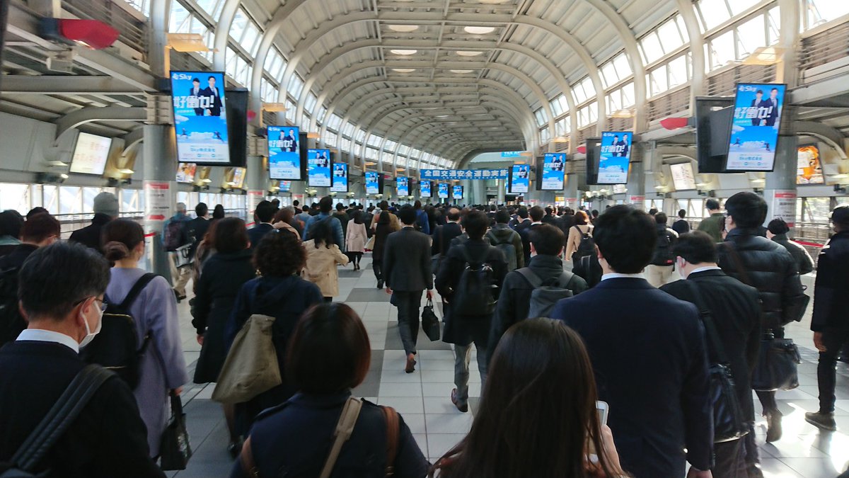 緊急事態宣言が発令された翌日の品川駅の現在の様子がこちらです。
