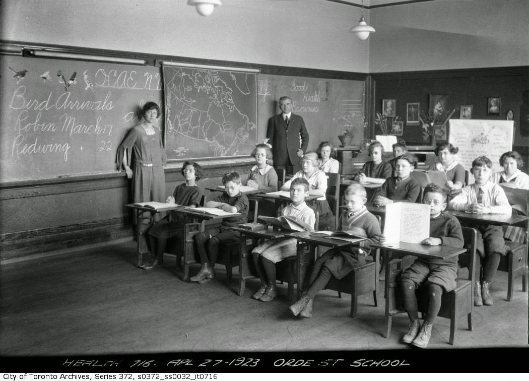 another photo of a sight saving class in toronto's orde street school — check out how big and legible that chalk writing is