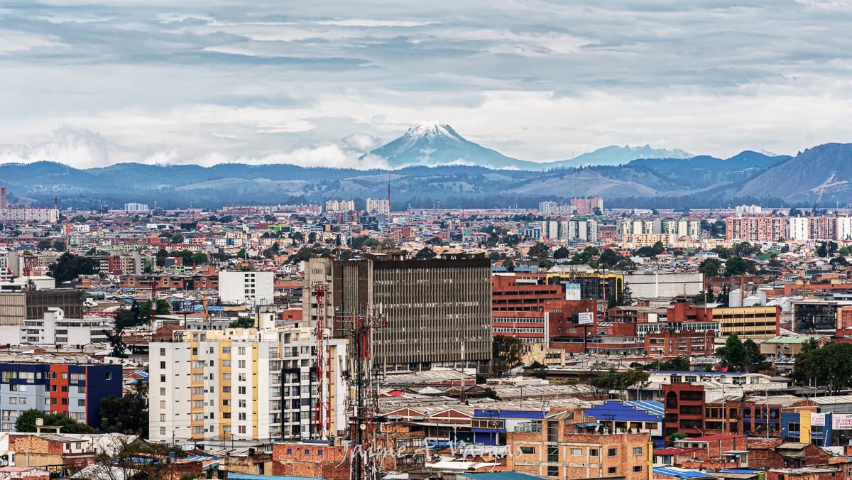 LuisErnestoGL's tweet photo. El Nevado del Tolima esta mañana, visto desde la calle 26 con Caracas. 

Foto: Jaime A. Vargas https://t.co/nOd0Aa9f4x