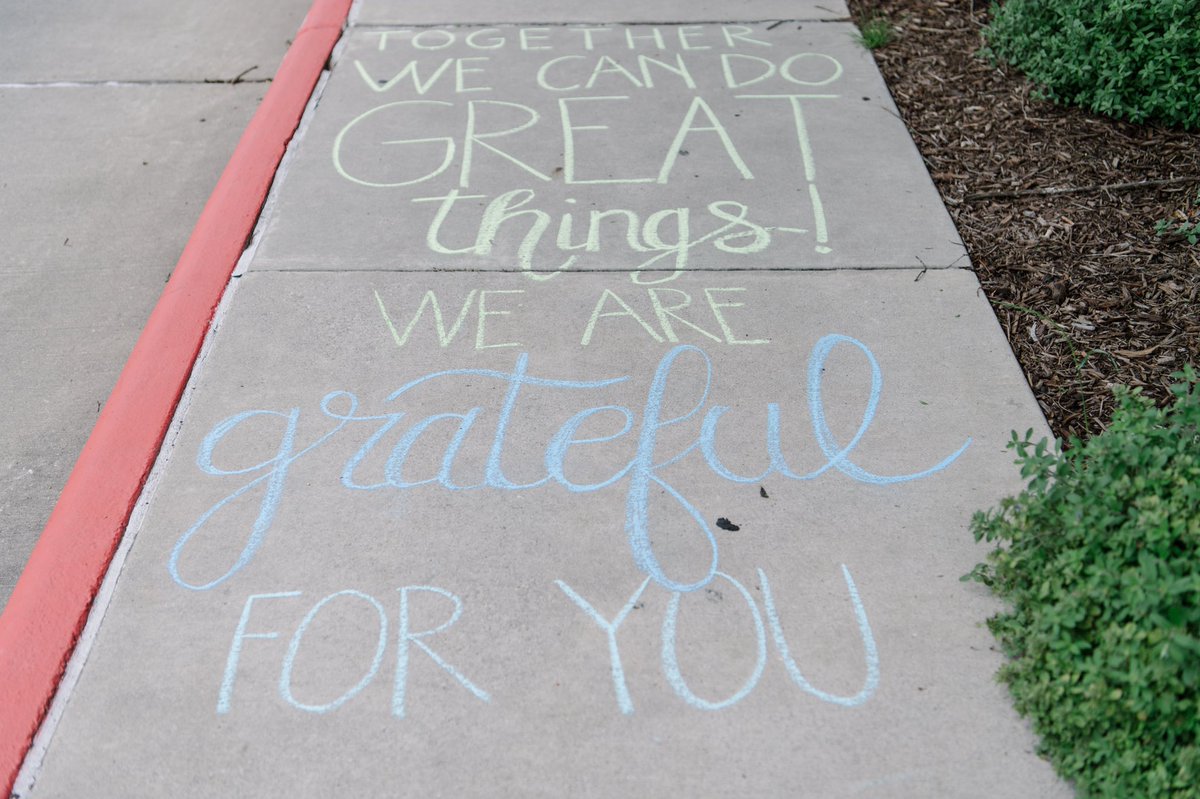 UTMDAnderson's tweet photo. These colorful chalk art messages greeted our employees today. Thank you to our #healthcareheroes for your commitment to protecting our patients and each other from #COVID19. #WorldHealthDay #endcancer https://t.co/ew9bDTA1pb