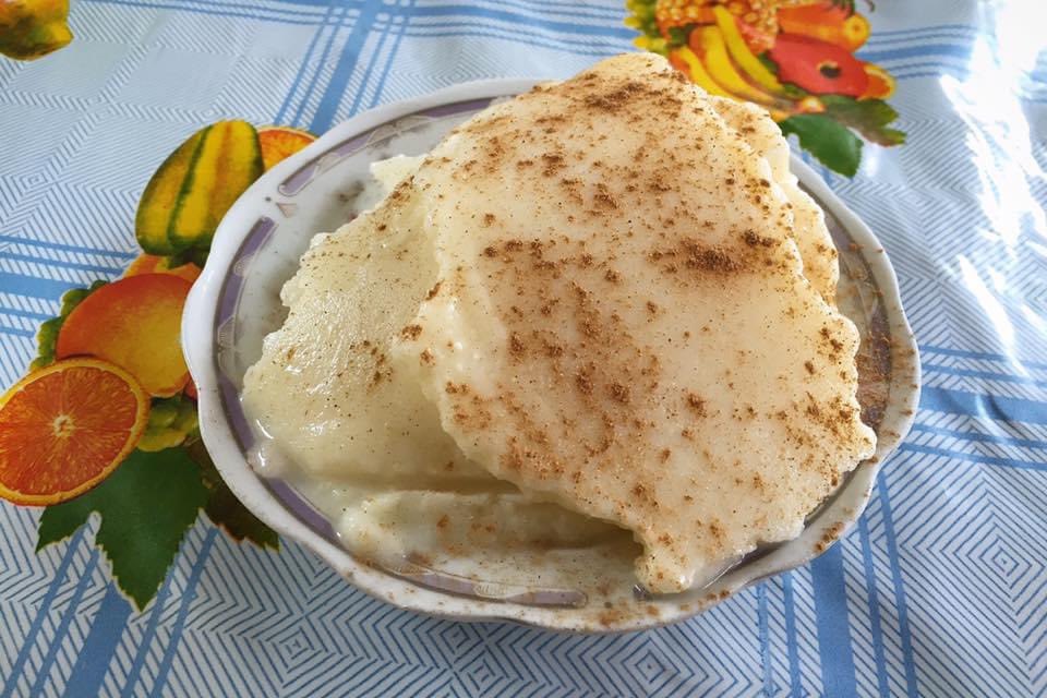 This is the legendary "queso helado" of Arequipa in Perú. It has no cheese despite the name, just frozen milk topped with cinnamon, but really delicious.