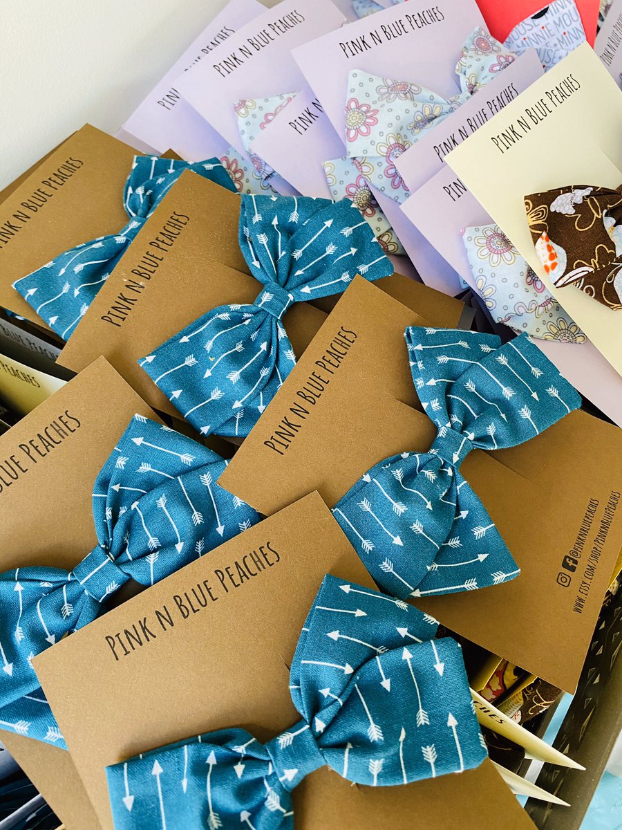 blue_pinkn's tweet photo. Bows for your little princess.👸 
More at Pink n Blue Peaches. 🍑 
#etsyshop #fabric #littleprincess👑 #stayathome #etsysellersofinstagram #stayathomechallenge #glitterbows #pinkbows #bowshop #prettybows #love #loveyourself #springbows #girlsbows #babyboutique #handmadebows #hair https://t.co/Pbja0kVGQ6