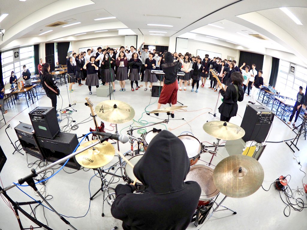 この度は、枚岡樟風高校の20期生になられた新1年生の皆さん!御入学おめでとう御座います🎉

新型コロナウイルスの影響で部活動は出来ていませんが個々もバンドも部員は元気一杯!SNSで絶賛発信中!

今後、軽音楽部の情報をupしていきますので少しでも興味のある方は是非体験来て下さい♪
質問等はDMに!