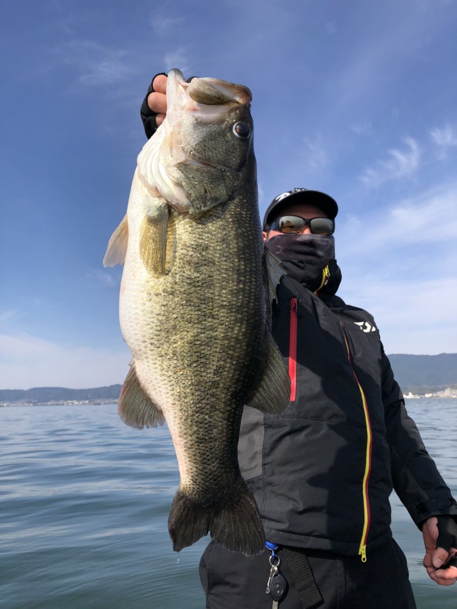 LevelUdon's tweet image. 2020/04/07釣果
前回の琵琶湖釣行リベンジ大成功‼️
60㎝4360g/#ヴィローラ4インチ #ボトスト
40後半/#フルスイング3.5インチ #アラバマ
55㎝2700g/#ブルスホッグ #チェリーリグ 
#琵琶湖 
#RAIDJAPAN 
#DAIWA