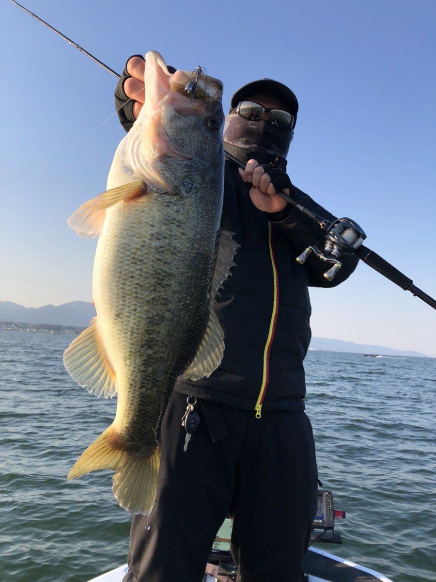 LevelUdon's tweet image. 2020/04/07釣果
前回の琵琶湖釣行リベンジ大成功‼️
60㎝4360g/#ヴィローラ4インチ #ボトスト
40後半/#フルスイング3.5インチ #アラバマ
55㎝2700g/#ブルスホッグ #チェリーリグ 
#琵琶湖 
#RAIDJAPAN 
#DAIWA