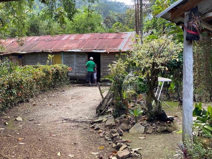 La gobernadora provincial <a href="/lourdesalvara2/">Lourdes Alvarado</a> se trasladó junto a su equipo de trabajo a la comunidad La Lomita (El Pino), y junto al Plan Social de la Presidencia, realizaron entrega de raciones alimenticias casa por casa, en coordinanción con representantes de las Iglesias.