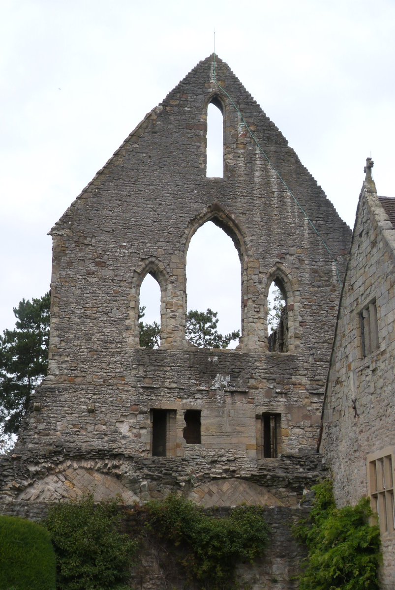 jumping ahead to Salop but  #DIDYOUKNOW the S parts of the monastic granges of Much Wenlock Priory are owned by Nick Drake's sister? Weirdly the site is cut down the middle by Google Earth's 3D. Some delegates at  #BAAShrewsbury got a bollocking for going too far into their estate