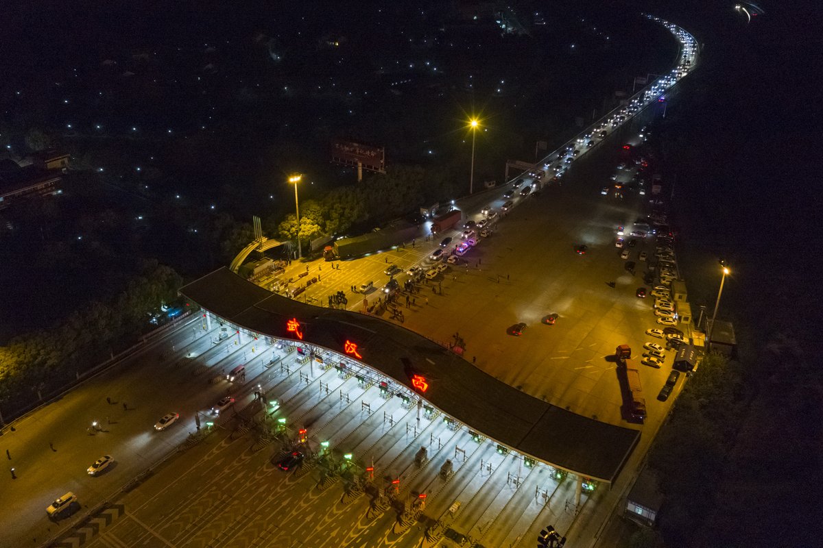 XHNews's tweet photo. Wuhan lifts 76-day lockdown https://t.co/1iYBYWuUwr https://t.co/7Qb9pAmJlt