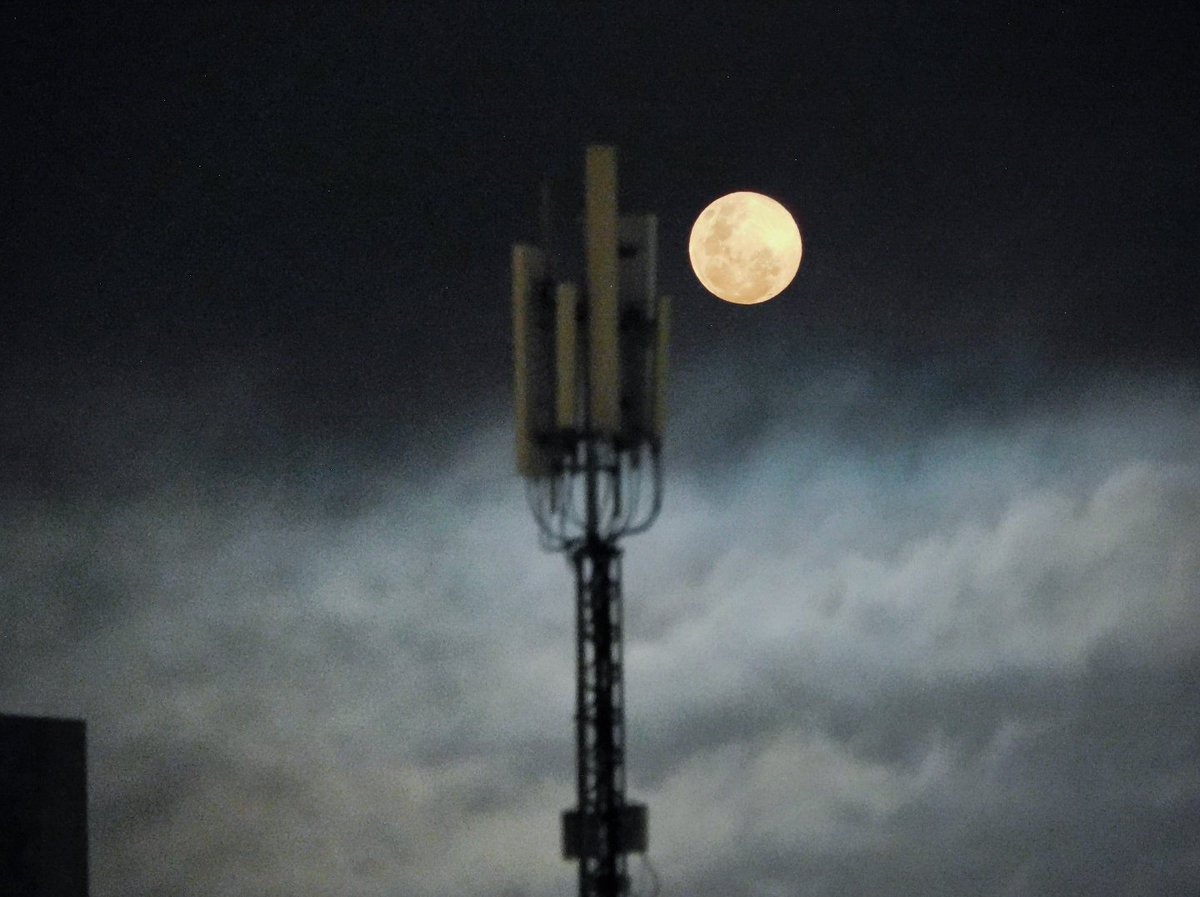 a_bruce97's tweet photo. #Luna #Perú #Moon #SuperLuna #Supermoon https://t.co/OU3GrpaOMB