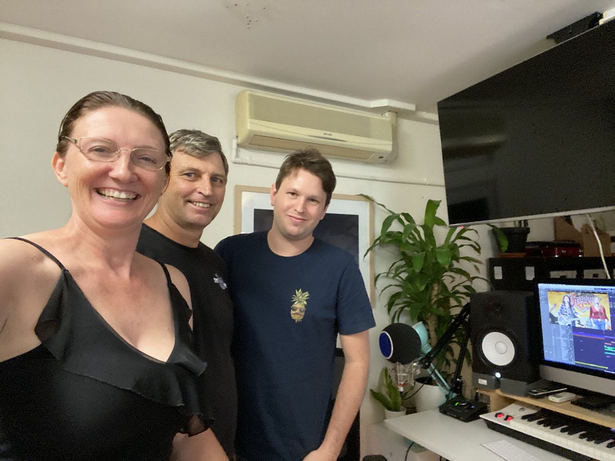 ActorANTONIA's tweet photo. All professionals in the film, television, entertainment and arts world, join the challenge to post a photo of you in your job. Just a picture, no description. Flood social media with our profession.
#DontLetFreelancersFallThroughTheCracks
#NoWorkerLeftBehind
#WageSubsidyForAll https://t.co/Dp3ngkgfYF