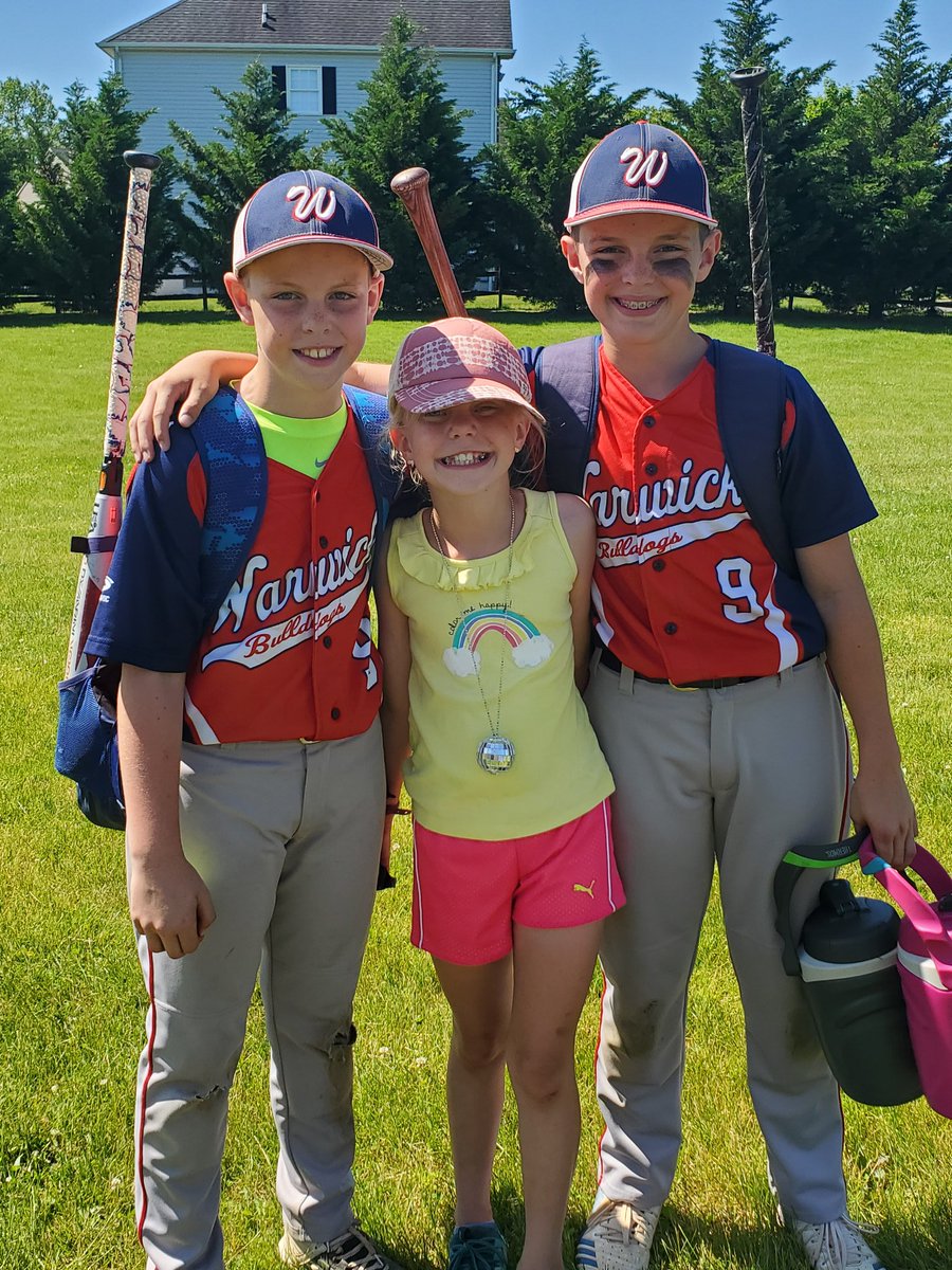 TarynBarrett25's tweet photo. The Barrett's love anything outside....basketball, hiking, riding bikes....but right now, it's baseball season and we are missing it! @CBSouthHS #TitansPlayAllDay https://t.co/vWt8xEU2vU