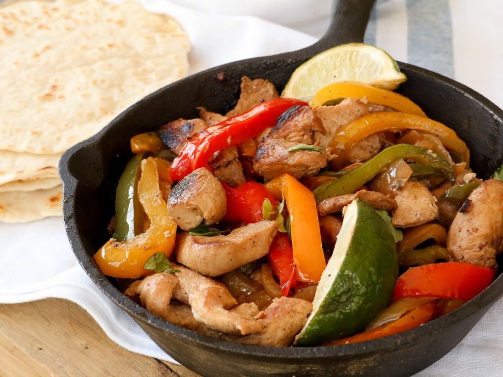 divascancook's tweet photo. Easy Sizzling Hot Chicken Fajitas| Simple Taco Night Recipe! 😋😋😋😋😋🥙🥙🥙🥙🥙🥙🥙🥙🌮🌮🌮🌮🌮🌮🌮🌮🌮🌮🌮🌮🌮🌮🌮🍗🍗🍗🍗🍗🍗🍗🍗🍗🍗🍗🍗🍗🍗 #fajitas #mexicannight #TacoTuesday #sizzlingchicken #peppers #onions #tortillas #dinner #tacos #quesadillas https://t.co/OuADnitElw https://t.co/pcOo7TznZH