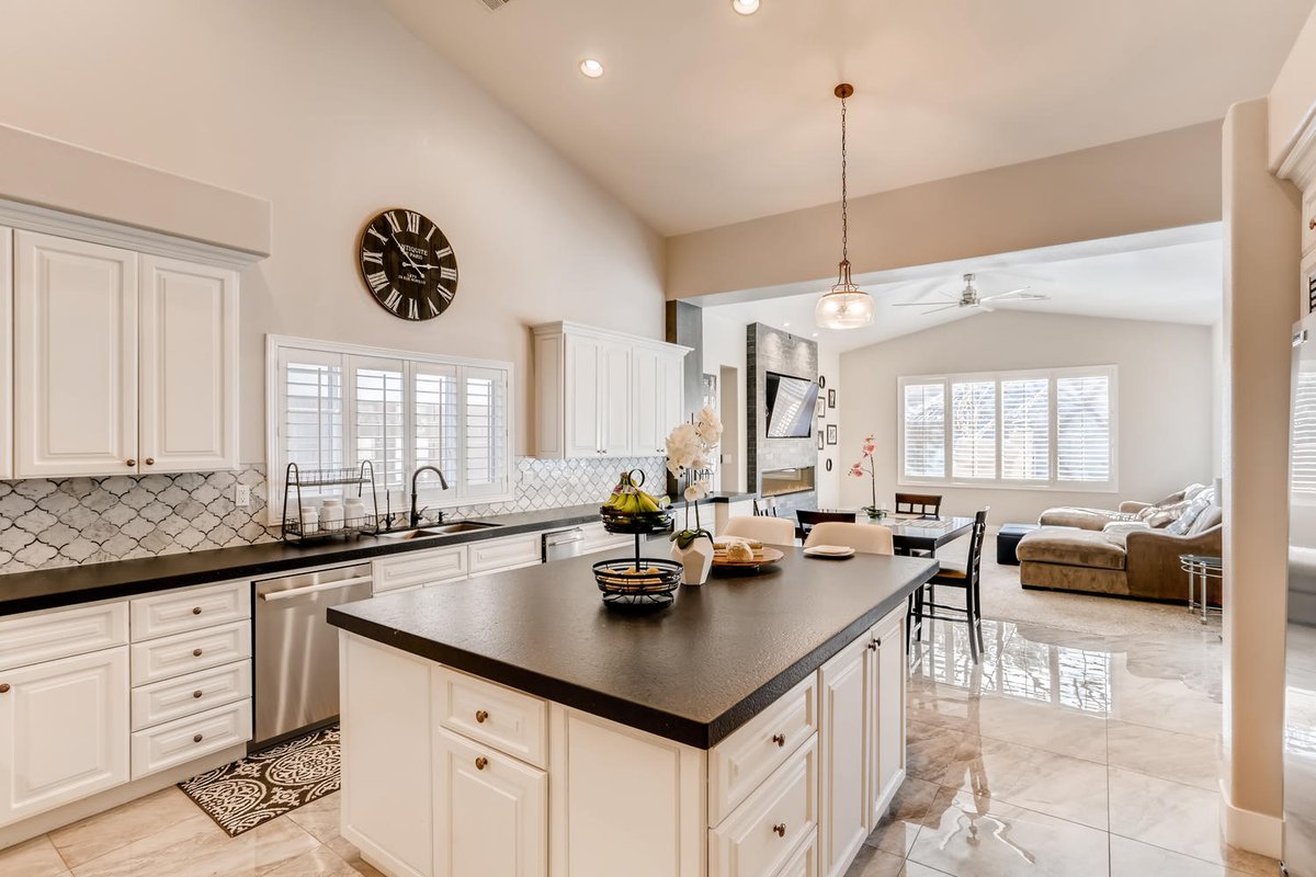 LVHomeGuide's tweet photo. 🏡 #NewListing in S. #LasVegas - Remodeled #home w/ #pool in Southern Highlands! Leathered granite countertops &amp; Thermodor appliances 😍 Large yard w/ sparkling pool/spa &amp; brick pizza oven! 3 bed/2.5 bath/3,034 sq ft. DM for info.  Search all listings ➡️ https://t.co/f4fuiAfXOp https://t.co/pq2vgupC8R