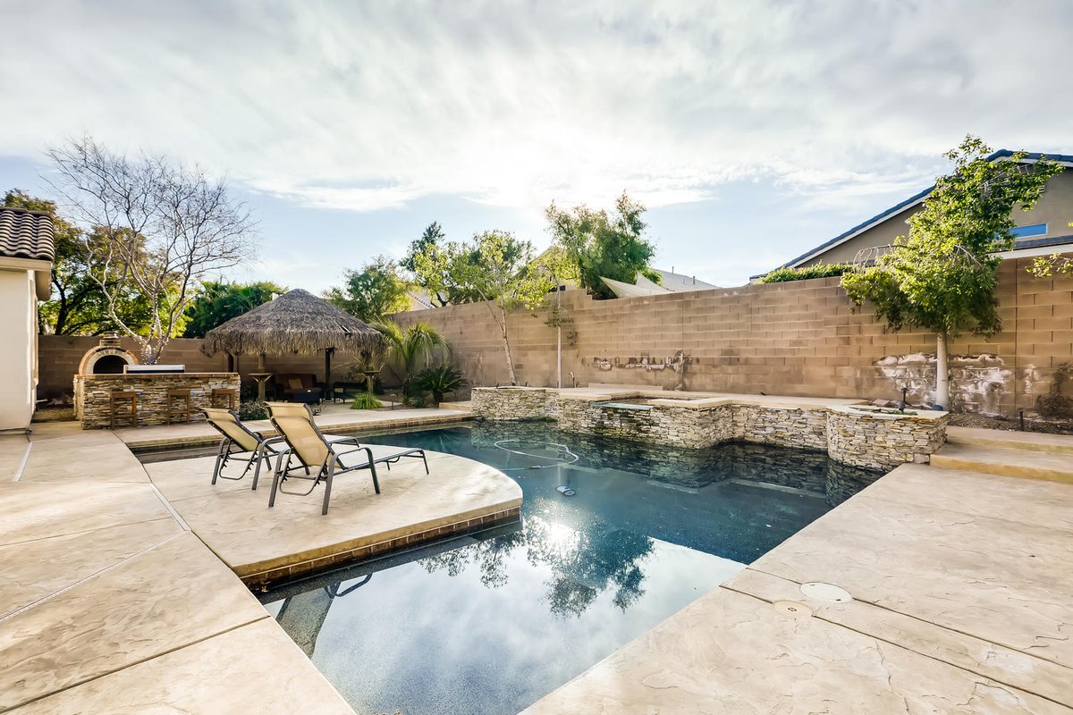 LVHomeGuide's tweet photo. 🏡 #NewListing in S. #LasVegas - Remodeled #home w/ #pool in Southern Highlands! Leathered granite countertops &amp; Thermodor appliances 😍 Large yard w/ sparkling pool/spa &amp; brick pizza oven! 3 bed/2.5 bath/3,034 sq ft. DM for info.  Search all listings ➡️ https://t.co/f4fuiAfXOp https://t.co/pq2vgupC8R
