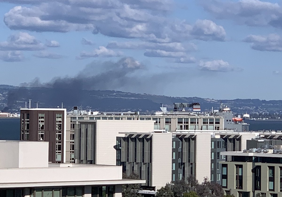 OtherAllison's tweet photo. Fire in #Alameda? Seen from Mission Bay SF https://t.co/kmeUsxxYyy