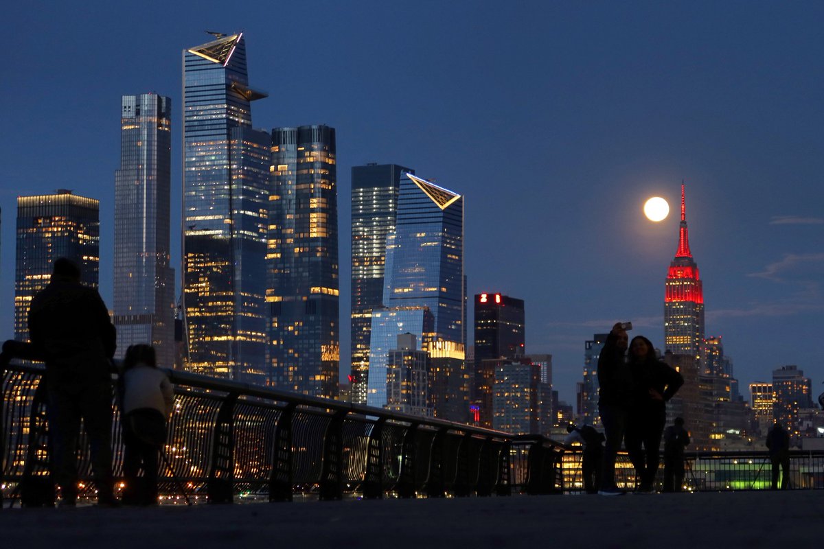 The Super Pink Moon rises behind the Empire State Building lit in red to honor COVID-19 healthcare workers in New York City Tuesday evening #newyork #newyorkcity #nyc <a href="/EmpireStateBldg/">Empire State Building</a> #SuperPinkMoon #covid19 <a href="/agreatbigcity/">A Great Big City</a> #moon