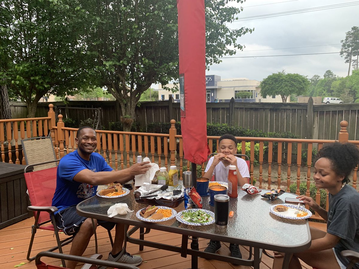 carino516's tweet photo. Never would have done this on a school night before Corona but it’s our new reality. #familydinner #outsidemealtime https://t.co/AV2dVwndOf