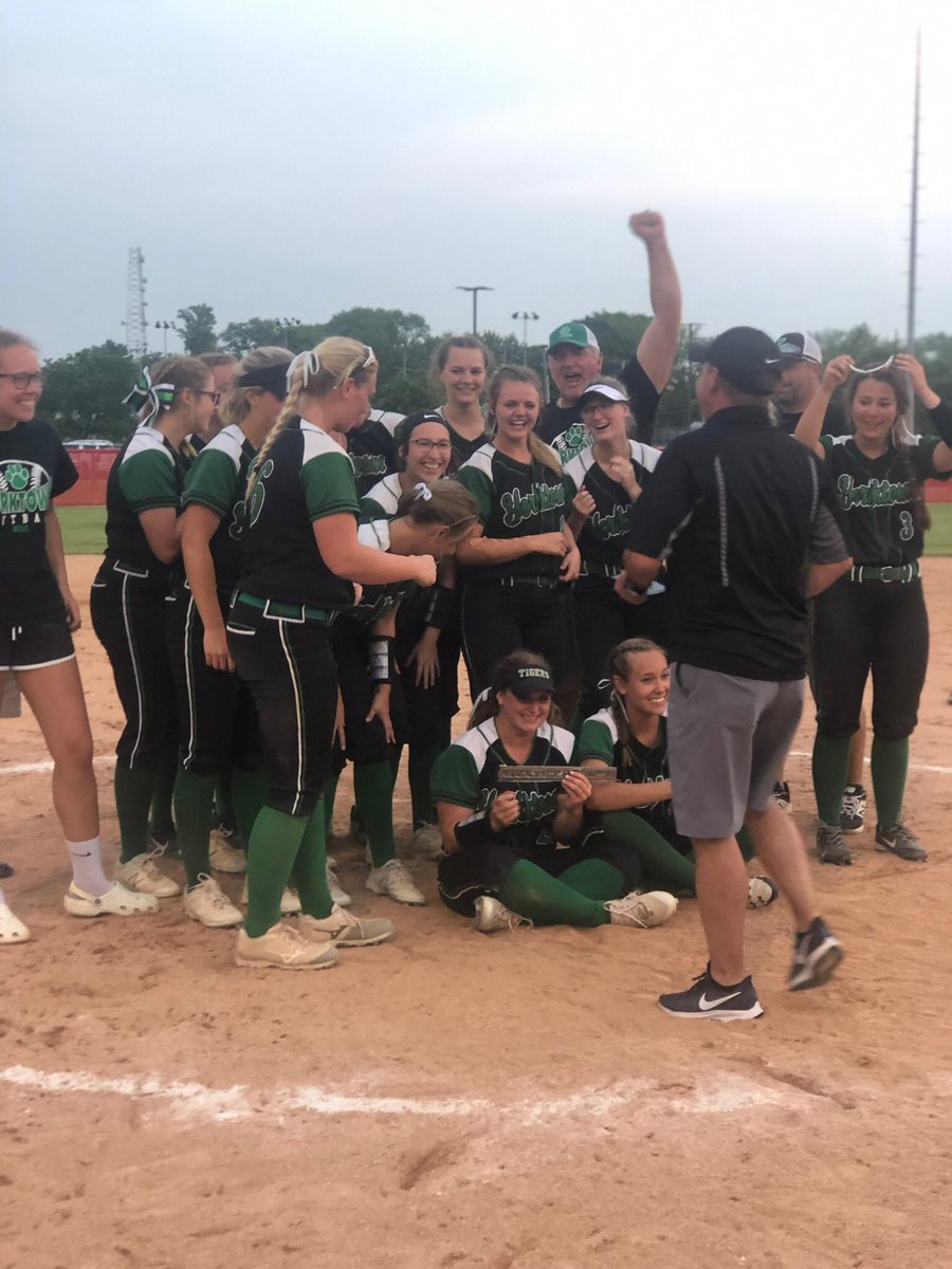 kaylynrenee12's tweet photo. @AinsleyPhillip4 @YTigerSoftball @lexie_robertson @SalleeAvery @DCantanzarite @sebpsu4 @AlaraMiller @lghawk59 @granttweedy @YorktownHighSch @sarah_greenn @ytownlarrabee @Reagan_cox_ @han_avila1 @jstephens_4 #MemoryChallengeYHS I nominate @smedley1932 and @savannah_baker6 https://t.co/OunwgBgFwp