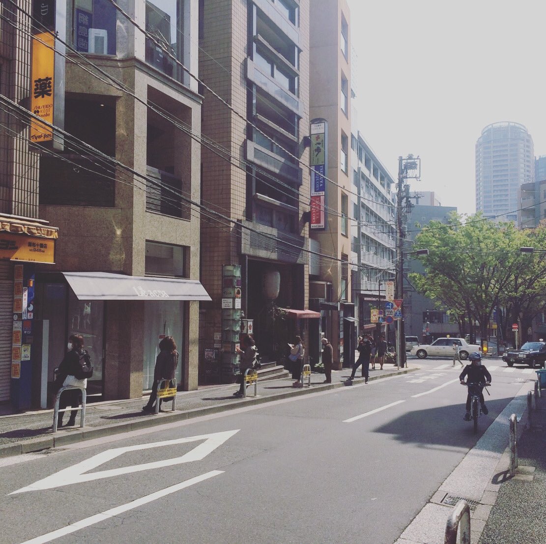 chikakokuro's tweet photo. 東京に住む知人から。

麻布十番　　マツキヨ前。

3密を守って並んでる！

日本人は凄い！

#マツキヨ
#コロナ
#3密
#守る
#マスク https://t.co/MiI6xhPHkd